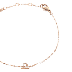 てんびん座をモチーフにしたCrystal Zodiac Chain Bracelet Rose Goldのクローズアップ画像です。ロブスタークラスプやアジャスターリングの細部まで丁寧に仕上げられ、ローズゴールドチェーンの上でクリスタルのてんびん座シンボルが繊細に輝いています。