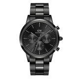 Daniel WellingtonのIconic Chronograph Link Onyxです。オールブラックのケースに、サンレイ仕上げの文字盤と3つのサブダイヤルを配したクロノグラフモデル。ポリッシュとサテン仕上げを組み合わせたリンクブレスレットが特徴的な、スタイリッシュなデザインの腕時計です。