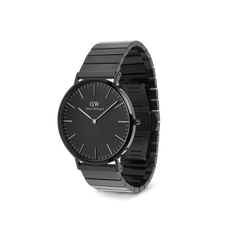 クラシックなデザインの「Piano Link Onyx Unitone Black」を斜め横から捉えた全体像です。ブラックで統一されたケースとピアノリンクストラップが立体的に映え、幅広のリンクが織りなす直線的な美しさやリューズの形状が確認できる40mmモデルです。