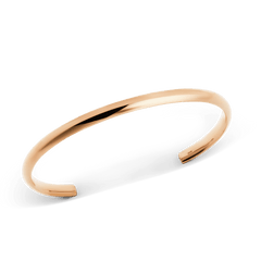 ローズゴールドのアーチカフ（幅4mm）を斜め上から撮影した画像です。ポリッシュ仕上げのローズゴールドが柔らかな光を反射し、細身のシルエットとオープンカフの開口部が確認できます。