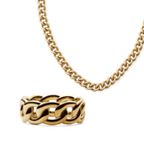Daniel WellingtonのChunky Set Goldは、ゴールドのカーブドリンクチェーンネックレスと太めのチェーンモチーフリングをセットにした商品です。白背景の写真では、ポリッシュ仕上げのゴールドが光を反射し、立体感のある輝きを放っています。