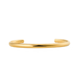 Daniel WellingtonのArch Cuff Gold 4mmを正面から撮影したプロダクト画像です。ポリッシュ仕上げのゴールドカフブレスレットが白い背景に映え、滑らかなアーチ形状とオープンカフのミニマルなデザインが際立ちます。