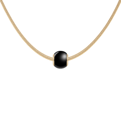 ダニエルウェリントンのBlack Orb Charm Gをゴールドのスネークチェーンに通した着用イメージです。光沢のあるブラックセラミックの球体がチェーンの中央に配され、ゴールドとブラックのコントラストが際立ちます。
