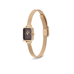 Quadro Mini Crystal Zodiac Evergoldを立てて斜め横から撮影した画像です。ゴールドのメッシュストラップが輪を描くように広がり、ブレスレットのような美しいフォルムが際立ちます。スクエアケースのクリスタルベゼルやリューズ、留め具の細部まで確認でき、小ぶりながらも存在感のあるデザインが伝わる一枚です。