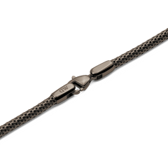 Tide Mesh Necklace Graphite 2.8のロブスタークラスプ部分を拡大した画像です。クラスプにはDaniel Wellingtonのロゴが刻印されており、チェーンと同系色のグラファイト仕上げで統一感を演出しています。