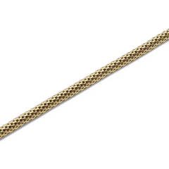 Tide Mesh Necklace Gold 2.8のメッシュチェーン部分をクローズアップした画像です。細かなリンクが織物のように緻密に編み込まれたゴールドのメッシュ構造と、光の当たり具合で表情を変える美しい輝きがご覧いただけます。