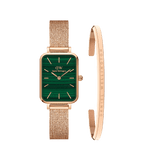 Daniel WellingtonのQuadro Pressed Melrose Greenとローズゴールドメッシュストラップの腕時計、そしてブランドロゴが刻印されたClassic Braceletをセットにしたギフト用商品です。マラカイトを思わせる縞模様のグリーン文字盤にバーインデックスを配し、レクタンギュラーケースが印象的なデザインです。