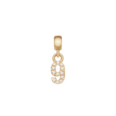 Daniel WellingtonのCrystal Number Charm Goldは、数字の「9」をモチーフにしたチャームです。キュービックジルコニアが数字の輪郭に沿ってセットされ、ゴールドのベイル部分から下がるコンパクトなデザインが特徴です。