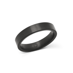 Daniel Wellington Line Ring Brushed Graphite 4.5mmの商品画像です。ブラッシュド加工によるマットなグラファイトカラーのフラットバンドと、内側に刻印されたロゴが確認できます。