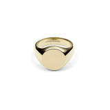 Daniel Wellington Classic Signet Ring Goldの正面画像。鏡面仕上げの円形フェイスが光を反射して輝き、フェイスからアームにかけてなめらかに細くなる立体的なシルエットが特徴です。