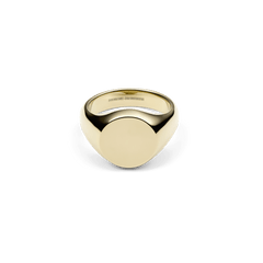 Daniel Wellington Classic Signet Ring Goldの正面画像。鏡面仕上げの円形フェイスが光を反射して輝き、フェイスからアームにかけてなめらかに細くなる立体的なシルエットが特徴です。