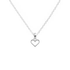 シルバーチェーンに取り付けたDaniel WellingtonのCharm Heartをクローズアップ。ポリッシュ仕上げのオープンハートモチーフが細いチェーンから優雅に下がり、柔らかな光を受けて上品に輝いています。