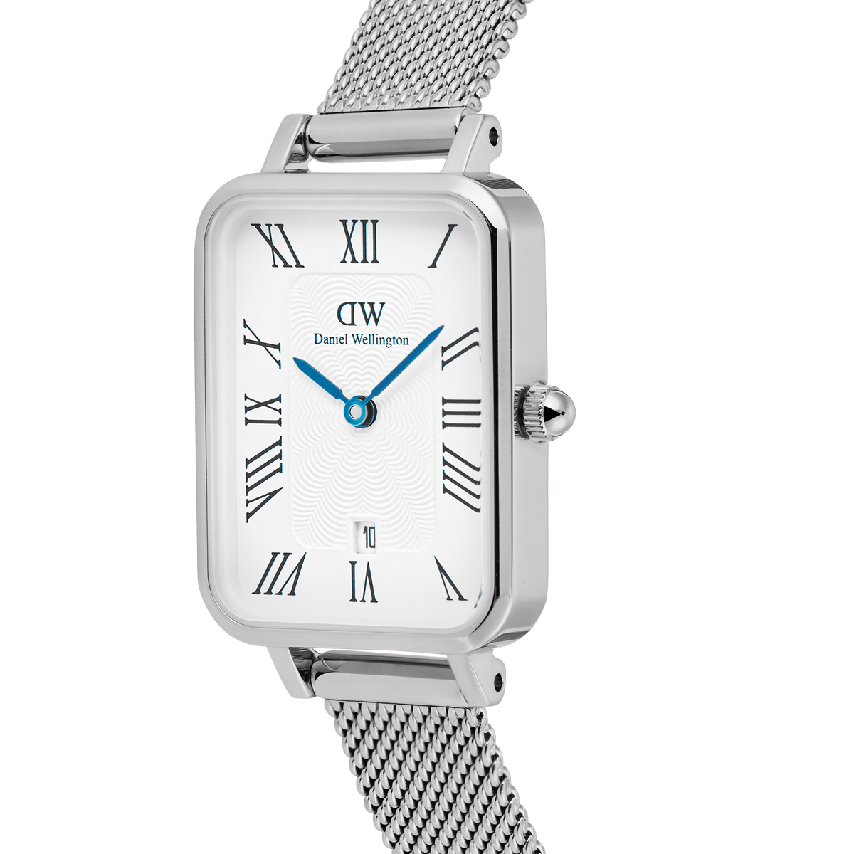Quadro Sterling Roman Numerals Dateのダイヤルをクローズアップした画像です。ホワイトのギョーシェ模様にローマ数字のインデックス、IPブルーの時分針、6時位置の日付窓が鮮明に捉えられています。シルバーのプレスメッシュストラップとリューズも一緒に写っています。