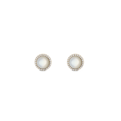 Daniel Wellington Audrey Earrings Mother of Pearl Goldのペア正面画像。ドーム型のマザーオブパールをホワイトキュービックジルコニアのハローが囲み、繊細な輝きを放つゴールドのスタッドピアスです。