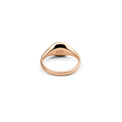 Classic Mini Signet Ring Rose Goldの背面画像です。リングの内側にはDaniel Wellingtonのロゴが刻印されており、アームからフェイスにかけて緩やかに広がるシルエットと、ローズゴールドの美しい光沢がご覧いただけます。