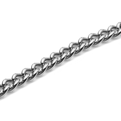 シルバーのChunky Chain Necklaceをクローズアップした写真です。ポリッシュ仕上げのステンレススチール製カーブチェーンが光を反射し、ひとつひとつのリンクの立体感と重厚な輝きが際立ちます。