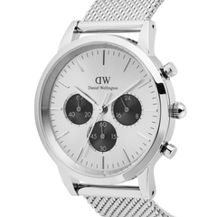 Iconic Chronograph Mesh Silverの文字盤とケースサイドを斜めから捉えたクローズアップ画像です。サンレイ加工を施したシルバーダイヤルに、ダークトーンの3つのサブダイヤルが際立ち、ポリッシュとサテン仕上げのプッシャーやリューズの美しさが確認できます。