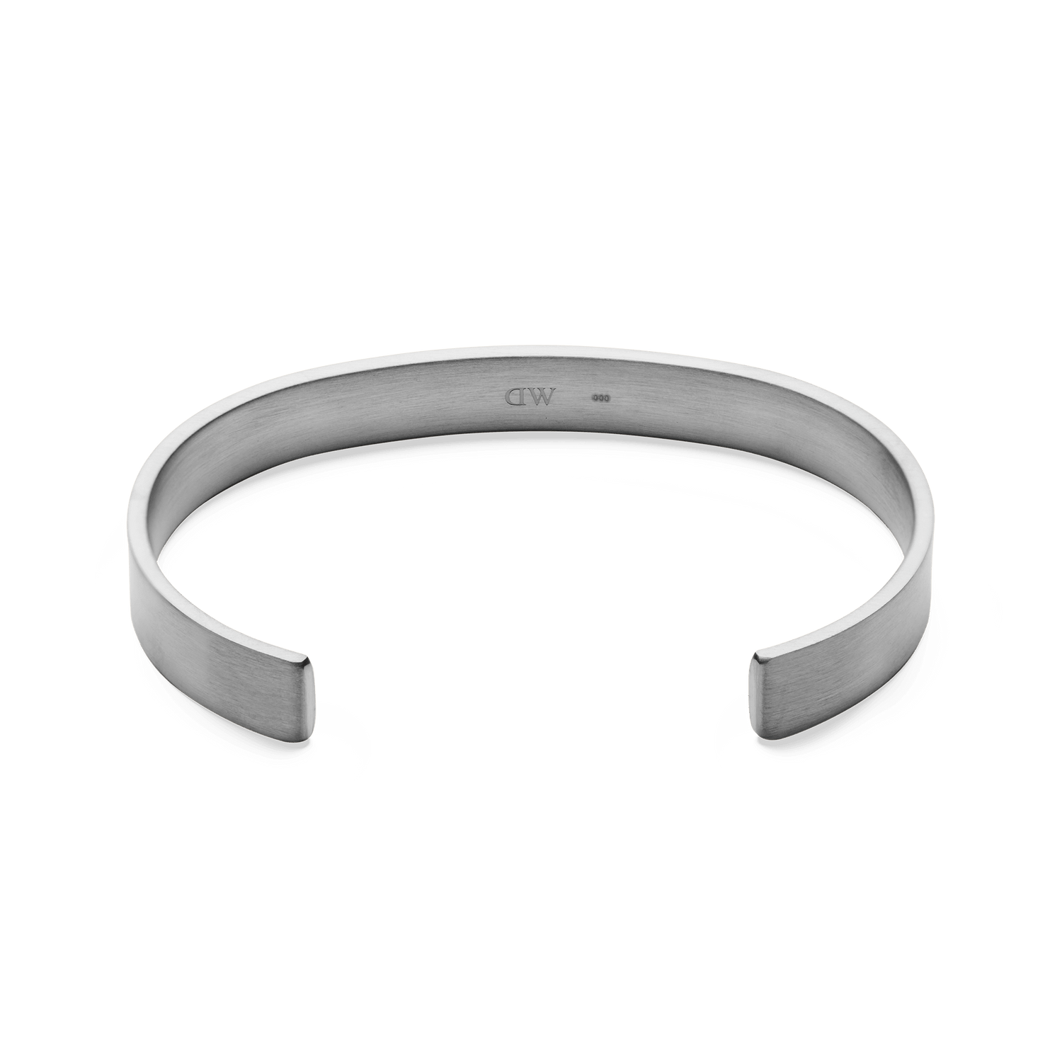 Line Cuff Brushed Silverの内側を捉えたアングルの商品画像です。カフの内側にはDaniel Wellingtonの刻印が施されており、身に着ける本人だけが楽しめるさりげないディテールを表現しています。