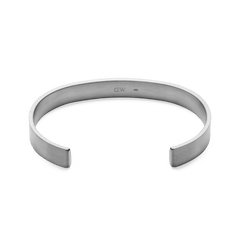 Line Cuff Brushed Silverの内側を捉えたアングルの商品画像です。カフの内側にはDaniel Wellingtonの刻印が施されており、身に着ける本人だけが楽しめるさりげないディテールを表現しています。