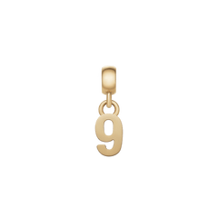 ダニエルウェリントンのNumber Charm Goldは、ゴールドカラーの「9」の数字をモチーフにしたチャームです。丸みを帯びたフォルムとポリッシュ仕上げの表面が柔らかな光を反射し、ベイルから小さなリングを通して数字が下がるデザインとなっています。
