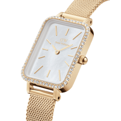 Quadro Lumine Bezel Evergold MOPを斜めからとらえたクローズアップ画像です。白蝶貝の文字盤に繊細な光沢が宿り、ベゼルを彩るクリスタルの輝きや、ゴールドメッシュストラップの細やかな編み目が際立ちます。