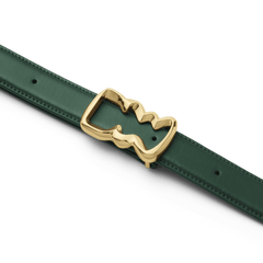 Sadie Bag Greenのショルダーストラップ部分をクローズアップした画像です。滑らかなグリーンレザーのストラップには、ウェーブモチーフのゴールドバックルが取り付けられており、長さ調節用の穴が等間隔に並んでいます。