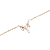 山羊座をモチーフにしたCrystal Zodiac Chain Necklace Goldのペンダント部分を拡大した画像です。ゴールドの爪留めで一粒ずつセットされたクリスタルが星座の形に輝き、繊細なチェーンとの接続部分まで細部の美しさをご覧いただけます。