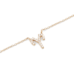 山羊座をモチーフにしたCrystal Zodiac Chain Necklace Goldのペンダント部分を拡大した画像です。ゴールドの爪留めで一粒ずつセットされたクリスタルが星座の形に輝き、繊細なチェーンとの接続部分まで細部の美しさをご覧いただけます。