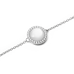 Audrey Bracelet Mother of Pearl Silverのチャーム部分をクローズアップした画像です。ドーム型にカットされた真珠母貝のやわらかな乳白色の輝きと、それを囲むホワイトキュービックジルコニアの繊細なきらめきが際立ちます。