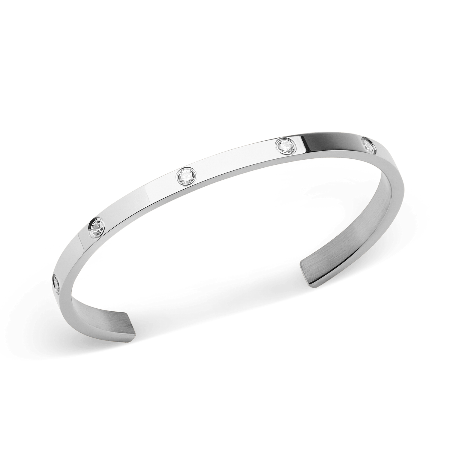 Classic Lumine Braceletシルバーを斜めから捉えた画像です。開口部のあるカフデザインと、表面にあしらわれたキュービックジルコニアの輝き、内側のヘアライン仕上げがご覧いただけます。