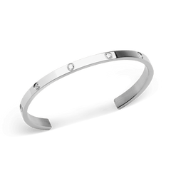 Classic Lumine Braceletシルバーを斜めから捉えた画像です。開口部のあるカフデザインと、表面にあしらわれたキュービックジルコニアの輝き、内側のヘアライン仕上げがご覧いただけます。