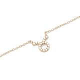 牡牛座のシンボルをクリスタルで表現した「Crystal Zodiac Chain Necklace Gold」のペンダント部分をクローズアップした画像です。丸みを帯びたモチーフと上部のラインに沿って、透明感のあるクリスタルがゴールドの爪留めで丁寧にセットされています。細身のチェーンと合わせることで、上品な輝きを演出します。