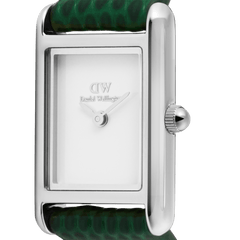 Bound Mini Green Lizard Silverの文字盤とケースをクローズアップした画像です。シルバーのレクタンギュラーケースは段差のあるデザインで、ホワイト文字盤にはシンプルな二針が配されています。グリーンのリザード型レザーストラップの質感もご確認いただけます。