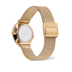 Crystalline Bezel Evergold Greenの裏面を捉えた画像です。ケースバックにはDaniel Wellingtonのロゴとシリアルナンバーが刻印されており、ゴールドのメッシュストラップの留め金部分にはブランドのイニシャルがあしらわれています。