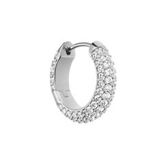 Daniel Wellington Pavé Crystal Earrings Silverの片耳を斜めから撮影した画像です。フープの外側には複数列にわたってクリスタルが密にセッティングされ、立体的な輝きを放ちます。内側は滑らかなシルバー仕上げとなっており、上品な質感が際立ちます。