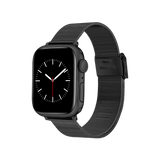 Daniel WellingtonのSmartwatch Strap Mesh Blackを装着したApple Watchの全体画像です。ブラックのステンレススチールメッシュが均一に編み込まれ、ブラック仕上げのバックルとコネクターが本体と一体感のあるモダンな印象を演出しています。
