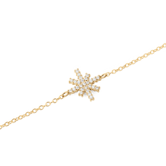 Mirelle Star Bracelet Goldの星型モチーフをクローズアップした画像です。八方に伸びる光芒に沿ってホワイトキュービックジルコニアが留められ、繊細なゴールドチェーンと連結する細部の美しさがご覧いただけます。