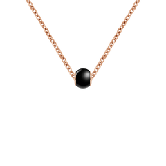 Daniel WellingtonのBlack Orb Charm RGをローズゴールドのチェーンネックレスに通した着用イメージです。光沢のあるブラックセラミックの球体がチェーンの中央に配置され、ローズゴールドとのコントラストが際立つスタイリングとなっています。