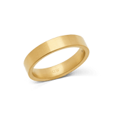 Daniel Wellington Line Ring Brushed Goldの単体画像です。ブラッシュド加工によるマットなゴールドの表面と、4.5mm幅のフラットなバンドデザインが特徴で、内側にはブランドロゴが刻印されています。