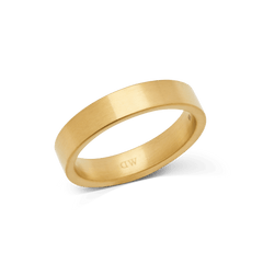 Daniel Wellington Line Ring Brushed Goldの単体画像です。ブラッシュド加工によるマットなゴールドの表面と、4.5mm幅のフラットなバンドデザインが特徴で、内側にはブランドロゴが刻印されています。