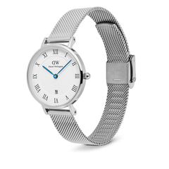 Petite Roman Numerals Date Silverを斜めから捉えた画像です。ギョーシェ模様が施された白いダイヤルにIPブルーの針が映え、シルバーメッシュストラップの折り返し式クラスプのディテールが確認できます。