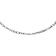 Daniel Wellington Twisted Chain Necklace Sのチェーン部分をクローズアップ。細やかにツイストされたシルバートーンのチェーンが光を反射し、繊細な立体感を演出しています。