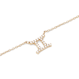 双子座のシンボルをクリスタルで表現したCrystal Zodiac Chain Necklace Goldのペンダント部分をクローズアップした写真です。ゴールドの爪留めにセットされたクリスタルが光を反射して輝き、細身のチェーンとの繊細なバランスが際立つ一枚です。
