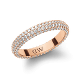 Daniel Wellington Pavé Crystal Ring Rose Goldを斜め上から撮影した商品写真です。ドーム状のリング全面に、三列のCZクリスタルが隙間なくあしらわれています。内側にはローズゴールド仕上げのブランドロゴが刻印されています。