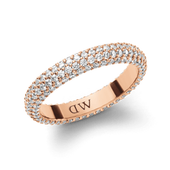 Daniel Wellington Pavé Crystal Ring Rose Goldを斜め上から撮影した商品写真です。ドーム状のリング全面に、三列のCZクリスタルが隙間なくあしらわれています。内側にはローズゴールド仕上げのブランドロゴが刻印されています。