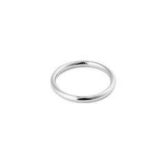 Daniel Wellington Arch Ring Silver 2.5mmを正面から捉えた全体像です。幅2.5mmの細身のシルバーリングが白い背景に置かれ、ポリッシュ仕上げの曲面が光を反射しています。