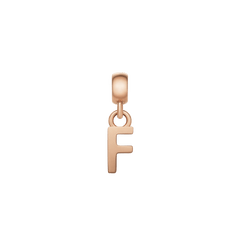 Daniel WellingtonのLetter Charm Rose Goldは、アルファベット「F」のイニシャルをモチーフにしたチャームです。光沢のあるローズゴールドカラーが上品な輝きを放ち、白を基調としたプロダクト写真でも美しく映えます。