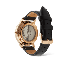 Iconic Sheffield Automatic Rose Goldの裏面を捉えた画像です。サファイアガラスのエキシビジョンケースバックからは、自動巻きムーブメントのローターや歯車が透けて見え、ローズゴールドのケースバックには刻印が施されています。ブラックレザーストラップの裏地やローズゴールドのピンバックルも確認できます。