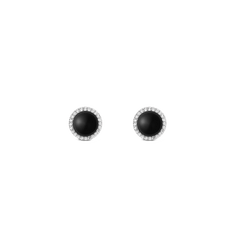 Daniel WellingtonのAudrey Earrings Black Agatheスタッドピアスです。ドーム型に磨かれた黒メノウをホワイトキュービックジルコニアのヘイローが囲み、シルバー台座にセットされたデザインを正面から撮影しています。