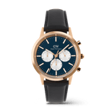 Daniel WellingtonのIconic Chronograph Sheffield Arctic Pandaです。アークティックブルーのエナメルダイヤルに3つのホワイトサブダイヤルを配し、ローズゴールドのポリッシュケースとブラックレザーストラップが上品に調和したクロノグラフモデルです。